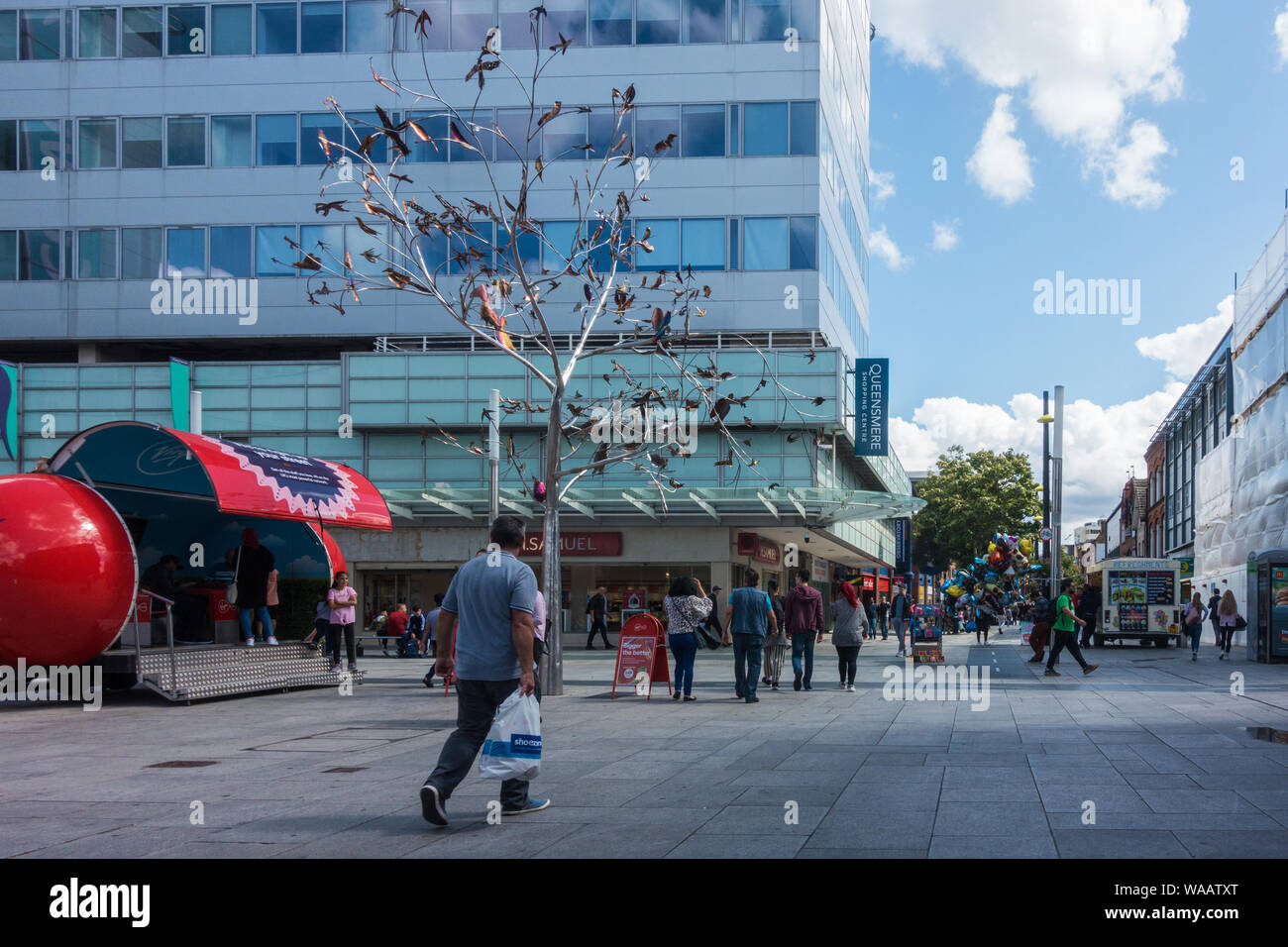 Una vista di Slough High Street nel Regno Unito Foto Stock