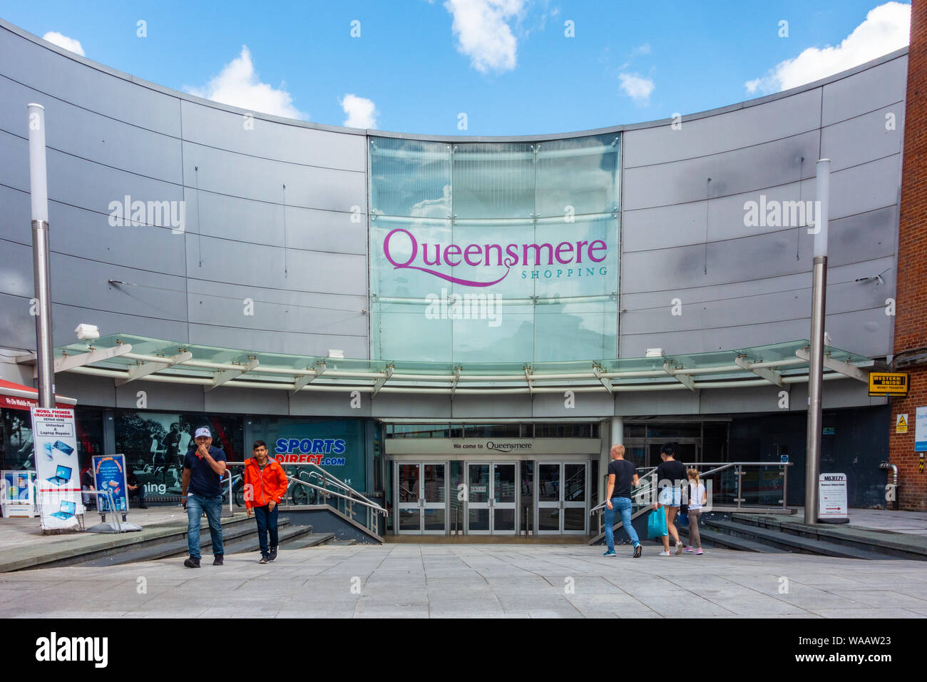 Il Queensmere Shopping Center su High Street a Slough, Berkshire, Regno Unito Foto Stock