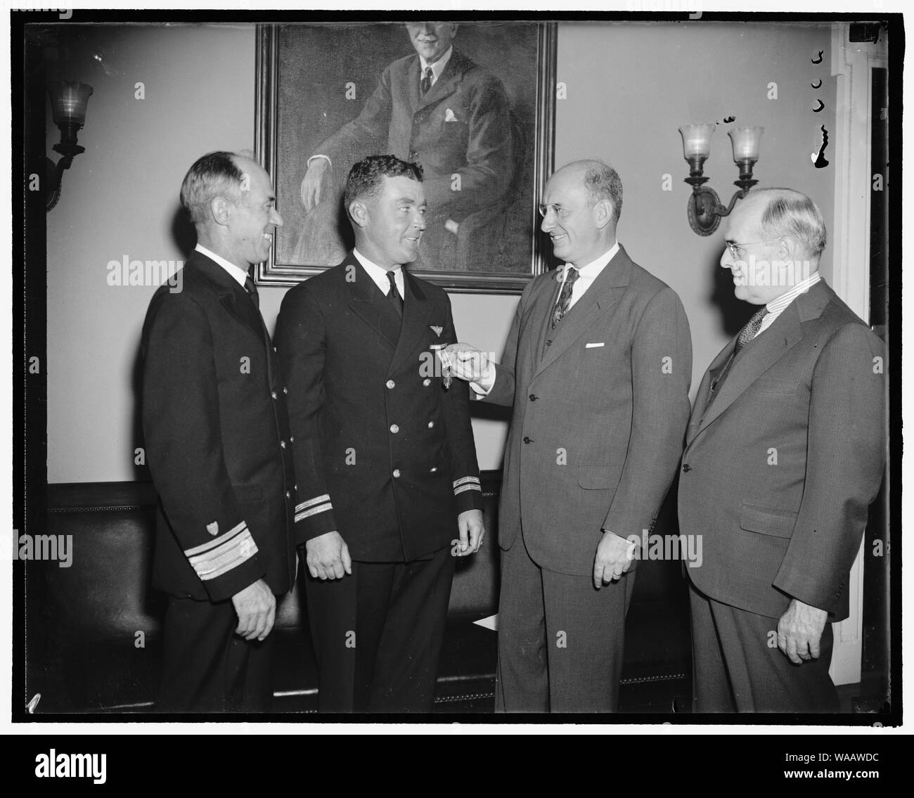 Coast Guard flyer ottiene distinguished flying cross. Washington D.C., il 14 ottobre. In riconoscimento di un volo realizzato 130 miglia di mare attraverso la nebbia e la pioggia per il soccorso di un ferito gravemente il marinaio, la cui vita è stata [àed] dal prompt di ricovero in ospedale, Lieut. R.L. [Àrke], Coast Guard aviatore, è stato presentato oggi con il distinguished flying cross dal Segretario del Tesoro Morgenthau. Nella foto, da sinistra a destra: Ammiraglio R.R. Waesche, comandante dell'U.S. Coast Guard, Lieut. Burke, Segretario Morgenthau e Stephen Gibbons, Assistente del Segretario del Tesoro in carica della Coast Guard, 10/14/38 Foto Stock