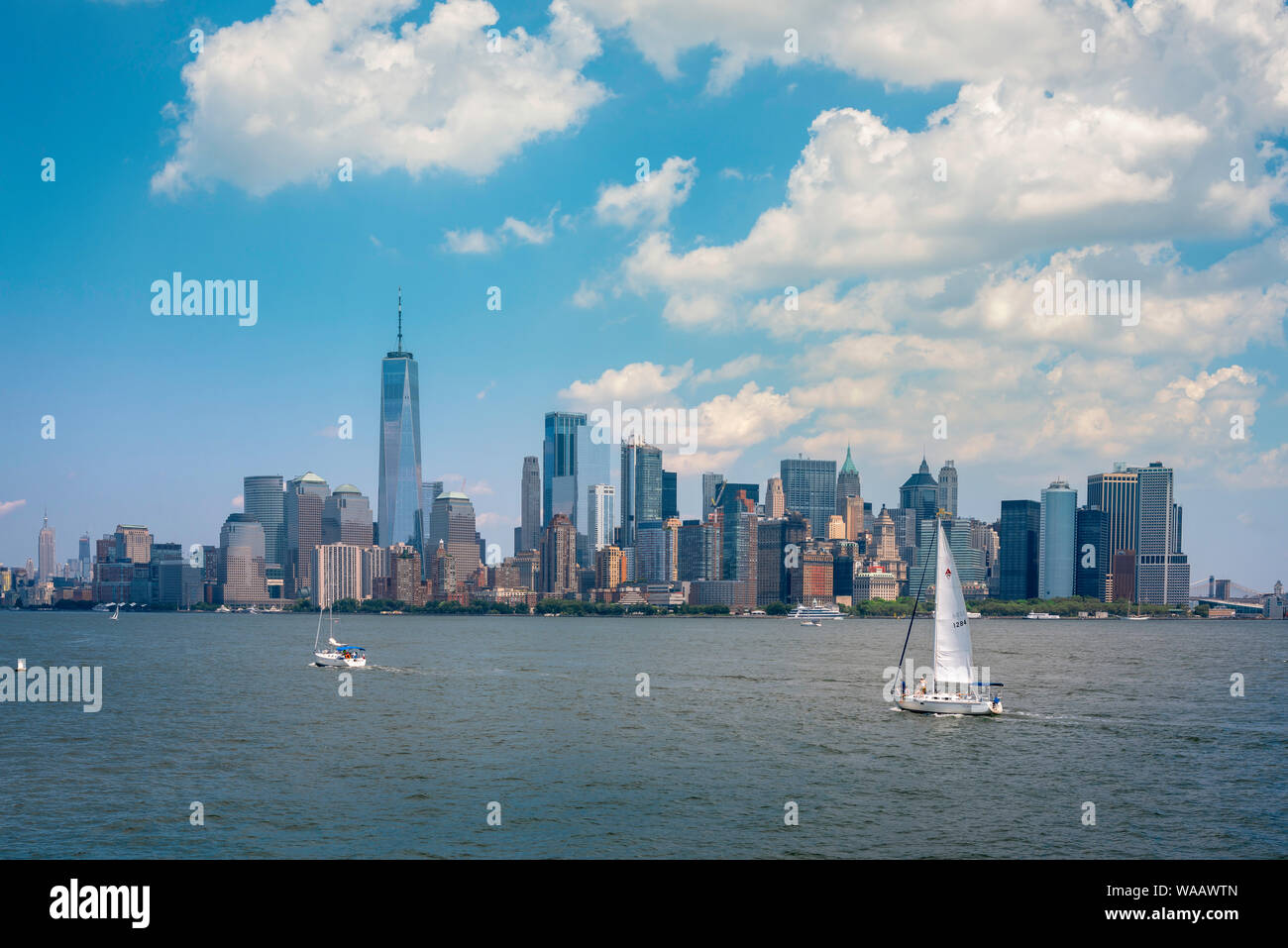 New York City lifestyle, vista in estate di Newyorkesi vela i loro yacht in Lower Manhattan bay area, New York City, Stati Uniti d'America. Foto Stock