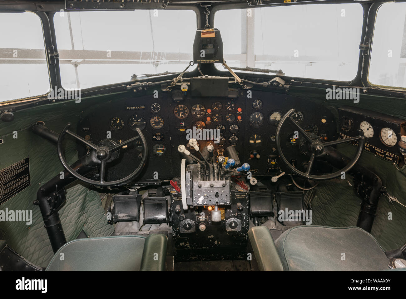 Cockpit del flagship di Knoxville, completamente restaurato DC-3 velivolo all'American Airlines C.R. Museo Smith sul campus della American Airlines volo Academy, all'estremità sud dell'Aeroporto Internazionale Fort Worth di Dallas vicino la sede mondiale di American Airlines Foto Stock