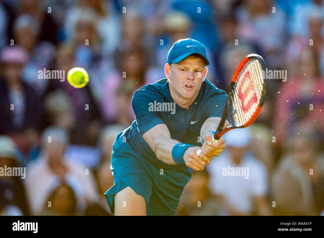Kyle Edmund di Gran Bretagna giocando a due mani scritto contro Andy Murray della Gran Bretagna. La natura internazionale di valle 2018 - Mercoledì, 27 giugno, Foto Stock