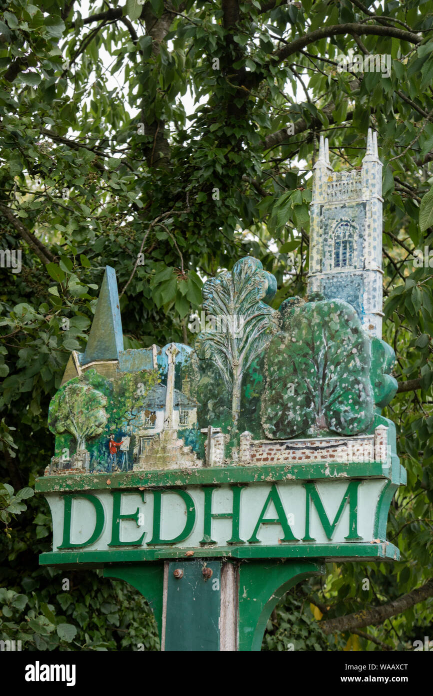 Il villaggio di Dedham segno, Dedham Vale, Suffolk, Inghilterra, Regno Unito Foto Stock