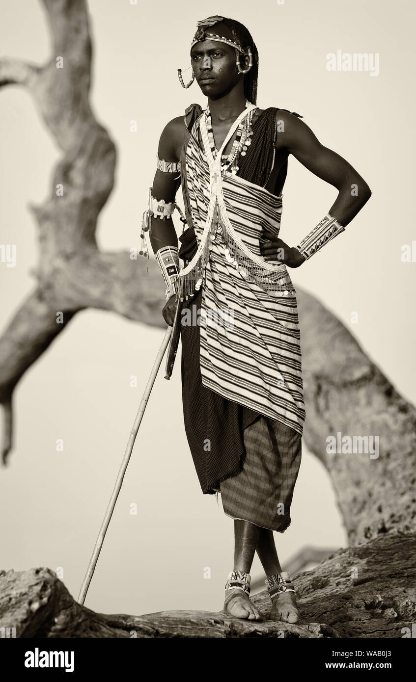 Guerriero masai con tradizionale copricapo e collana in Loitoktok, Amboseli National Park, Kenya Foto Stock