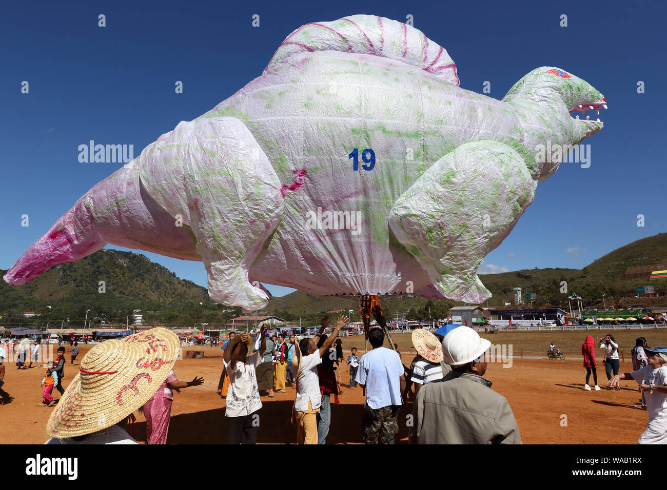 Hot Air balloon festival a Taunggyi, Myanmar (Birmania). I palloni vengono rilasciati per celebrare il buddista annuale "Festa delle Luci' Foto Stock