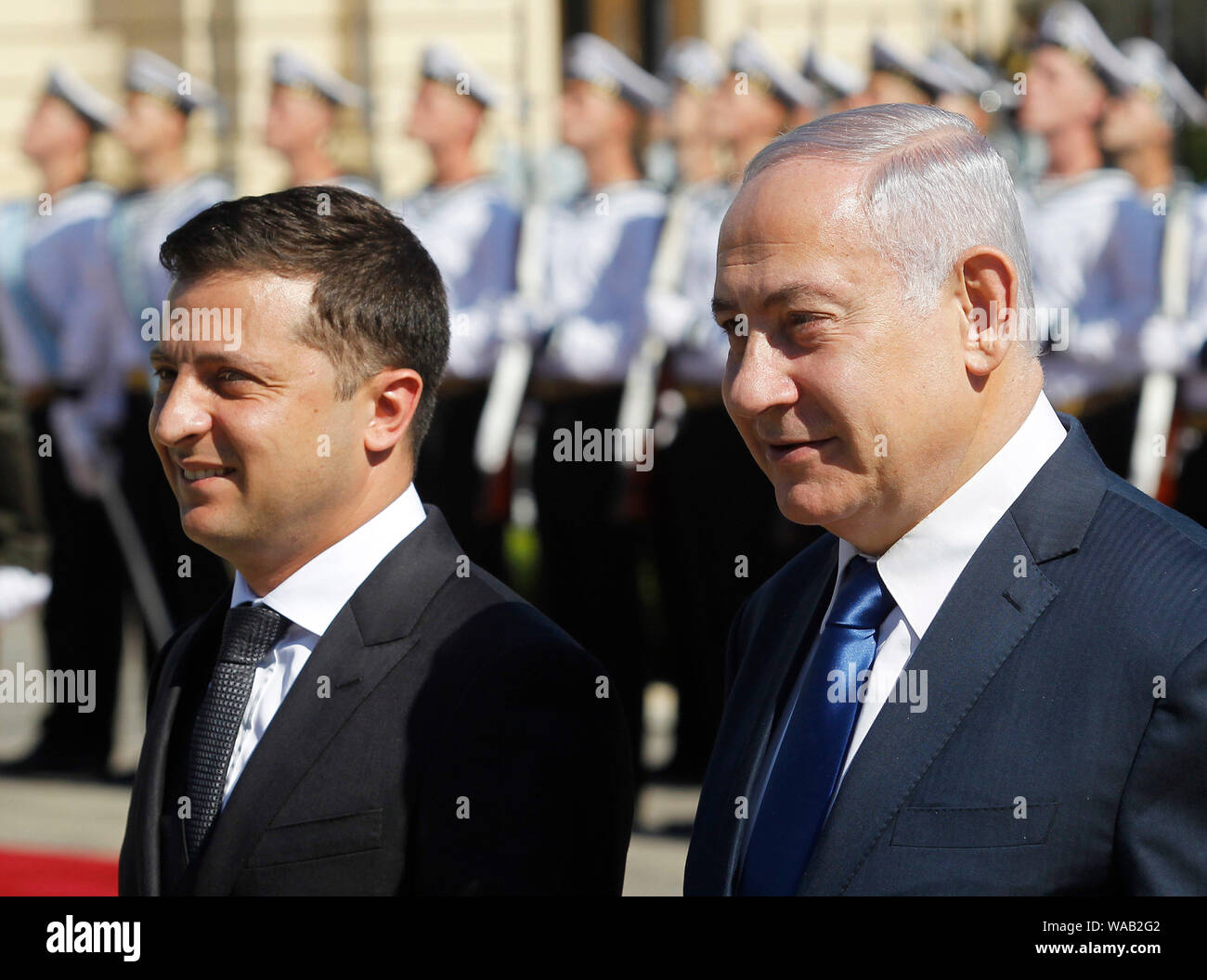 Il Primo Ministro israeliano Benjamin Netanyahu (R) con il presidente ucraino Volodymyr Zelensky (L) durante la due giorni di visita di stato in Ucraina.Il Primo Ministro israeliano Benjamin Netanyahu in visita in Ucraina per discutere il lancio di una zona di libero scambio tra i paesi e un accordo di pensione, durante i suoi due giorni di visita di stato in Ucraina in Agosto 18-19, come media riportati. Foto Stock