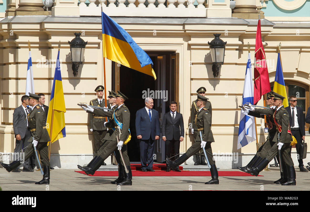 Il Primo Ministro israeliano Benjamin Netanyahu (R) e il presidente ucraino Volodymyr Zelensky (L) revisione della guardia d'onore durante due giorni di visita di stato in Ucraina.Il Primo Ministro israeliano Benjamin Netanyahu in visita in Ucraina per discutere il lancio di una zona di libero scambio tra i paesi e un accordo di pensione, durante i suoi due giorni di visita di stato in Ucraina in Agosto 18-19, come media riportati. Foto Stock