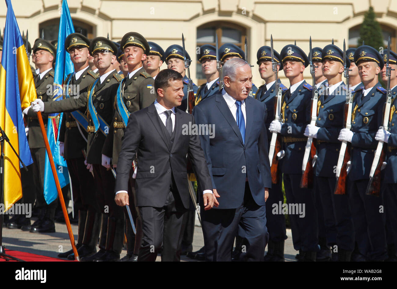 Il Primo Ministro israeliano Benjamin Netanyahu (R) e il presidente ucraino Volodymyr Zelensky (L) a piedi passato della Guardia d'onore durante i due giorni di visita di stato in Ucraina.Il Primo Ministro israeliano Benjamin Netanyahu in visita in Ucraina per discutere il lancio di una zona di libero scambio tra i paesi e un accordo di pensione, durante i suoi due giorni di visita di stato in Ucraina in Agosto 18-19, come media riportati. Foto Stock
