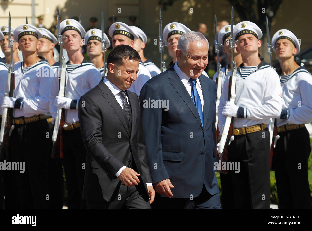 Il Primo Ministro israeliano Benjamin Netanyahu (R) e il presidente ucraino Volodymyr Zelensky (L) a piedi passato della Guardia d'onore durante i due giorni di visita di stato in Ucraina.Il Primo Ministro israeliano Benjamin Netanyahu in visita in Ucraina per discutere il lancio di una zona di libero scambio tra i paesi e un accordo di pensione, durante i suoi due giorni di visita di stato in Ucraina in Agosto 18-19, come media riportati. Foto Stock