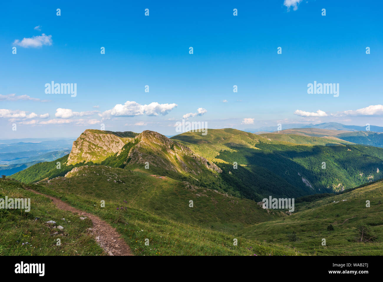 Panoramica estiva dalla vecchia montagna ( Stara Planina), Bulgaria. Central Balkan national park, Kozia stena (parete di capra) riserva. Foto Stock