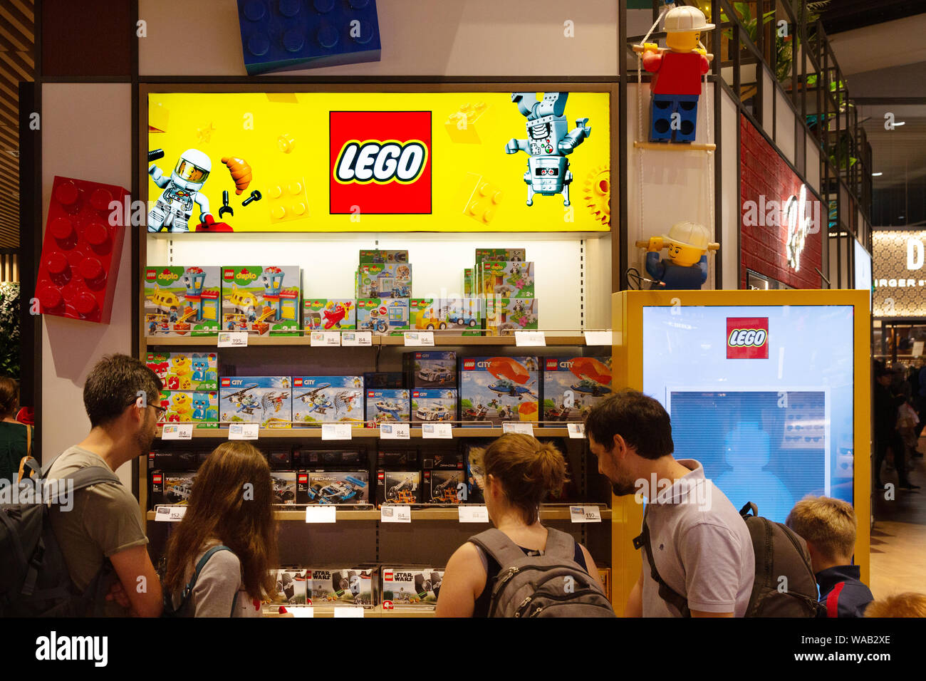 Lego Danimarca - persone che acquistano lego presso un negozio lego, l'aeroporto di Copenaghen, Copenaghen, Danimarca Scandinavia Foto Stock