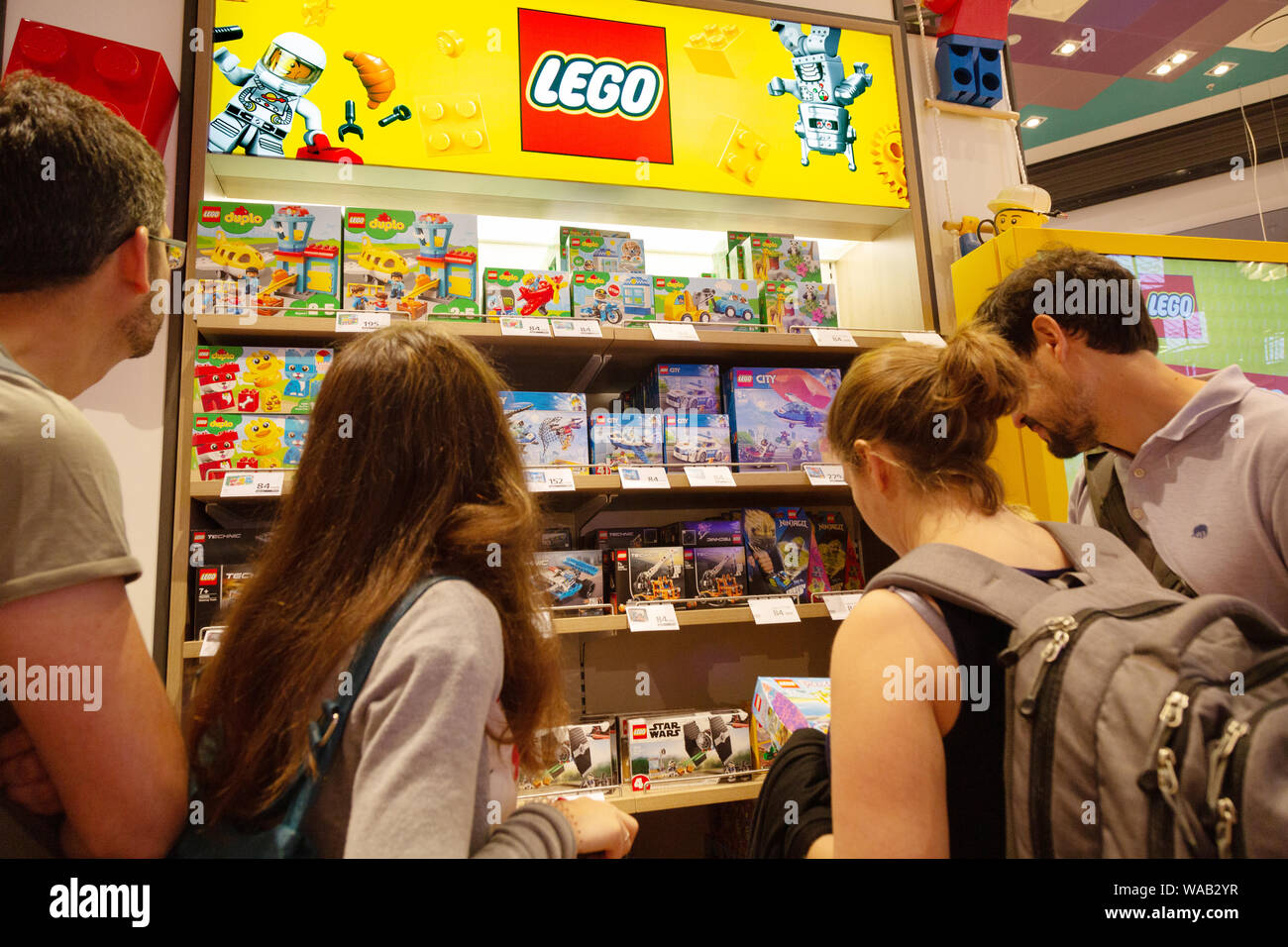 Lego Danimarca - persone che acquistano lego presso un negozio lego, l'aeroporto di Copenaghen, Copenaghen, Danimarca Scandinavia Foto Stock