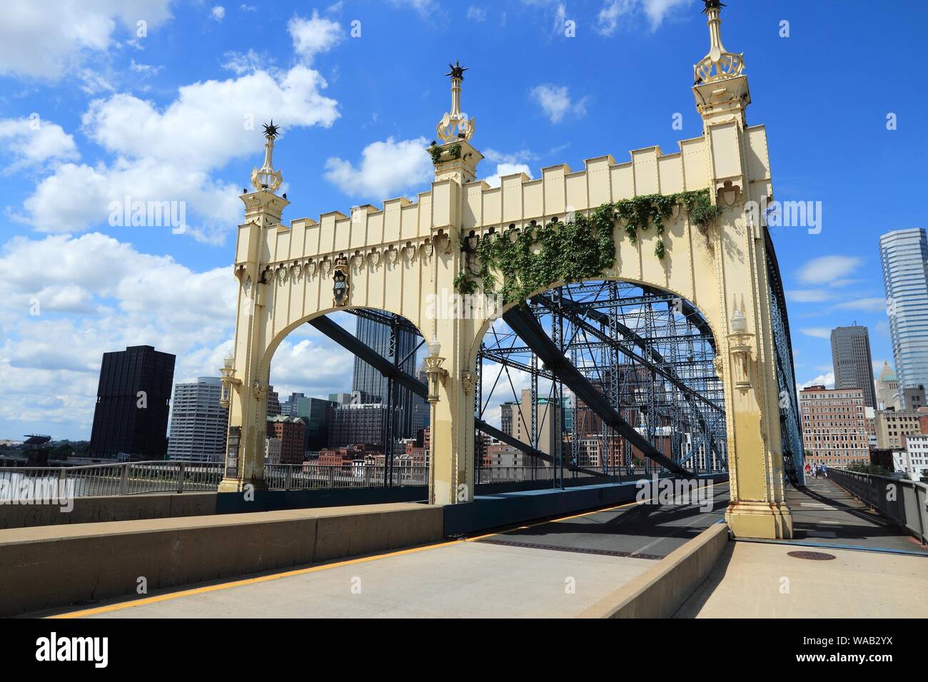 Pittsburgh skyline della città visto da di Smithfield Street Bridge. Foto Stock