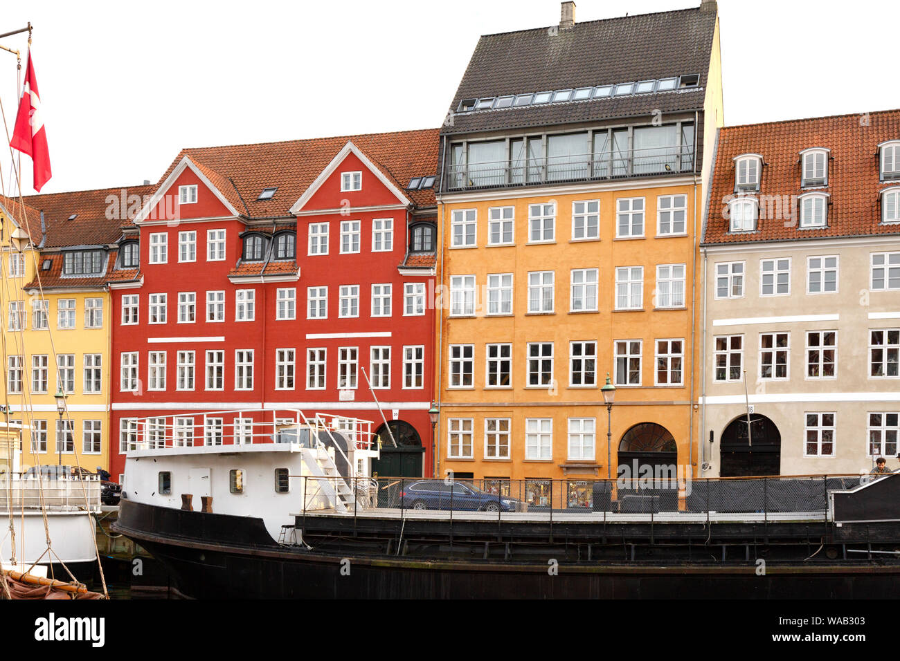 Hans Christian Andersen, case in giallo (n. 18) e rosso (n. 20), dove la favola visse lo scrittore; Nyhavn, Copenhagen, Danimarca Scandinavia Foto Stock