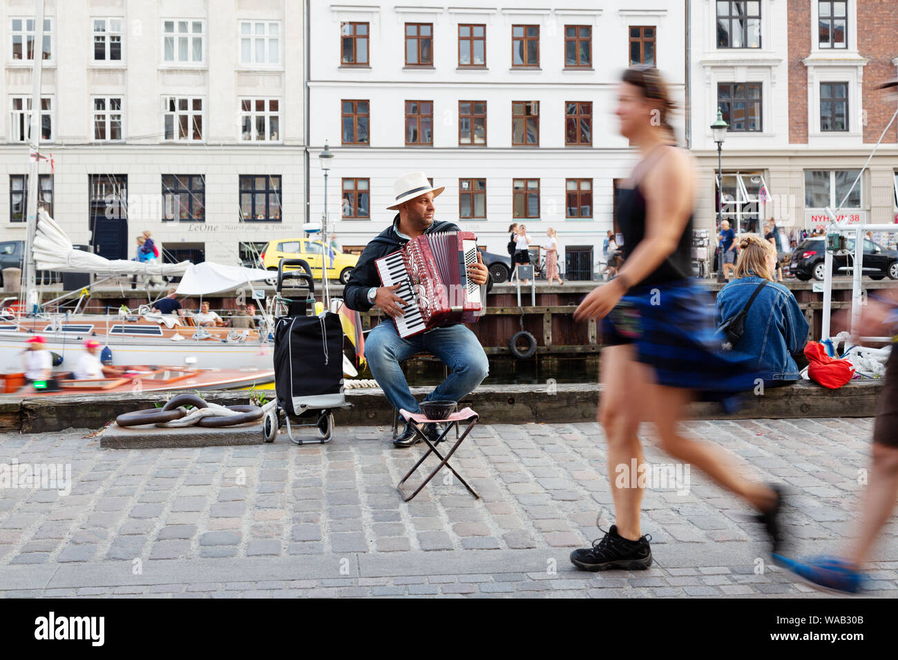 Suonatore ambulante di Copenaghen - un musicista di strada di suonare la fisarmonica, Nyhavn, Copenaghen, Danimarca, Scandinavia Europa Foto Stock