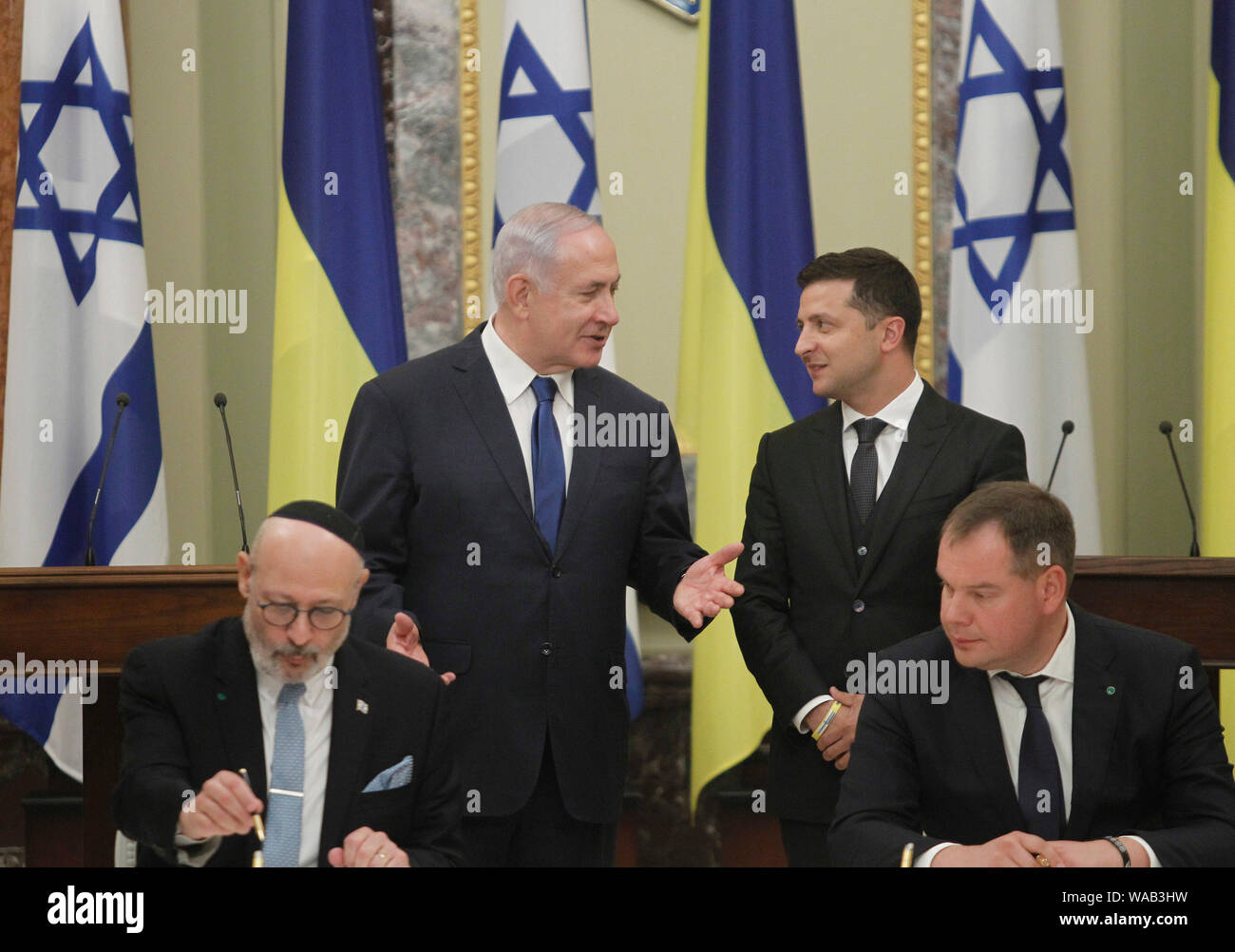 Il Primo Ministro israeliano Benjamin Netanyahu (L) e il presidente ucraino Volodymyr Zelensky (R) durante la firma di un accordo di pensione in KievIsraeli il Primo ministro Benjamin Netanyahu in visita in Ucraina per discutere il lancio di una zona di libero scambio tra i paesi e un accordo di pensione, durante i suoi due giorni di visita di stato in Ucraina, come media riportati. Foto Stock