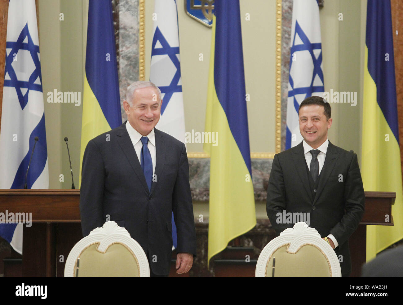 Il Primo Ministro israeliano Benjamin Netanyahu (L) e il presidente ucraino Volodymyr Zelensky (R) durante la firma di un accordo di pensione in KievIsraeli il Primo ministro Benjamin Netanyahu in visita in Ucraina per discutere il lancio di una zona di libero scambio tra i paesi e un accordo di pensione, durante i suoi due giorni di visita di stato in Ucraina, come media riportati. Foto Stock