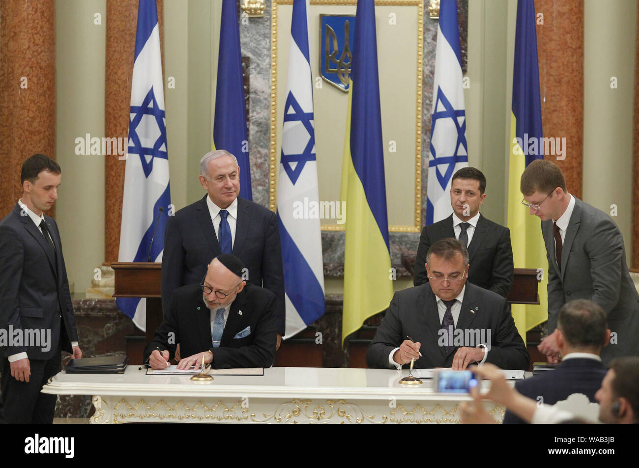 Il Primo Ministro israeliano Benjamin Netanyahu (L) e il presidente ucraino Volodymyr Zelensky (R) durante la firma di un accordo di pensione in KievIsraeli il Primo ministro Benjamin Netanyahu in visita in Ucraina per discutere il lancio di una zona di libero scambio tra i paesi e un accordo di pensione, durante i suoi due giorni di visita di stato in Ucraina, come media riportati. Foto Stock