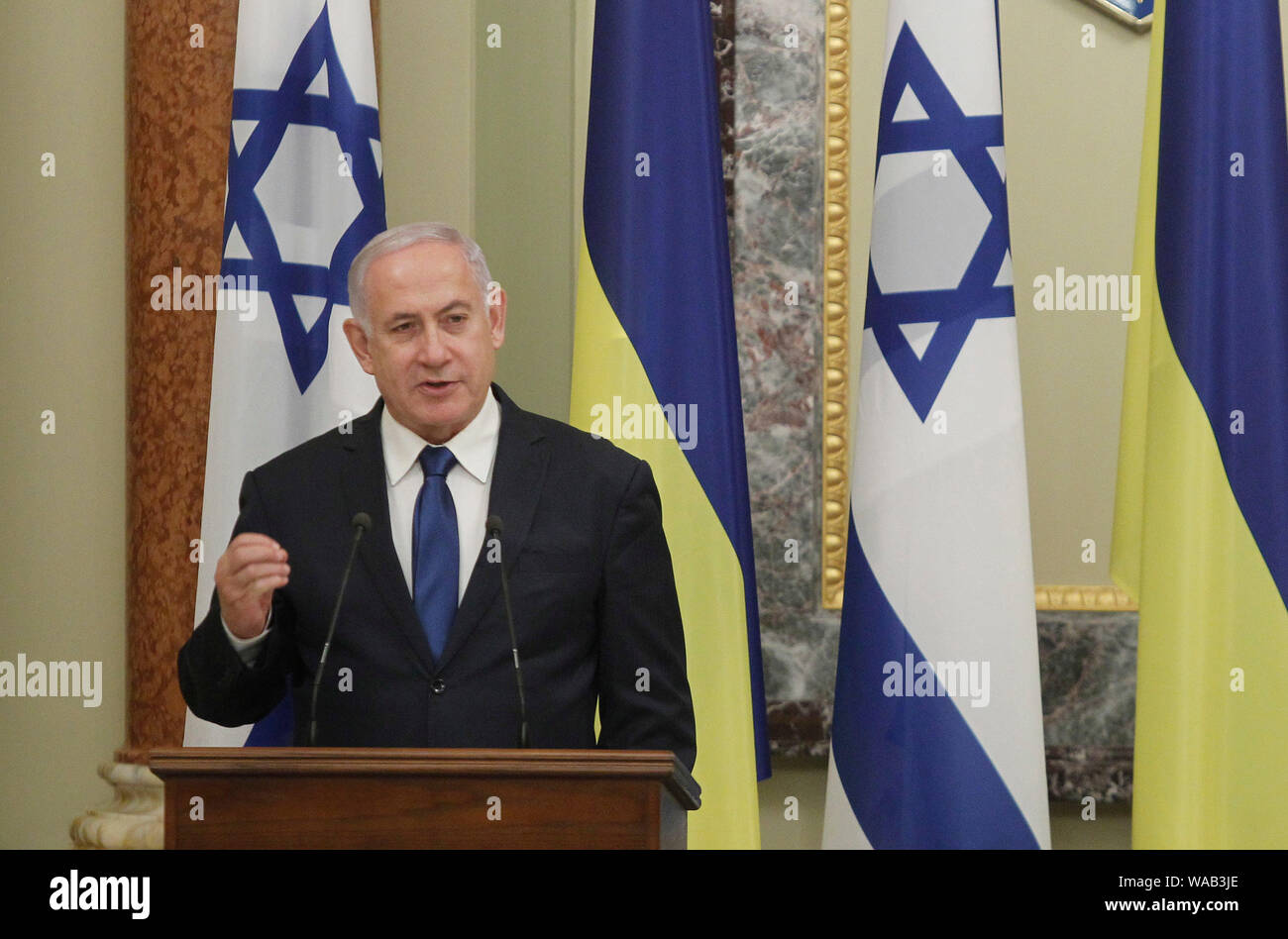 Il Primo Ministro israeliano Benjamin Netanyahu parla durante il lancio di una zona di libero scambio tra i paesi a Kiev.Il Primo Ministro israeliano Benjamin Netanyahu in visita in Ucraina per discutere il lancio di una zona di libero scambio tra i paesi e un accordo di pensione, durante i suoi due giorni di visita di stato in Ucraina, come media riportati. Foto Stock