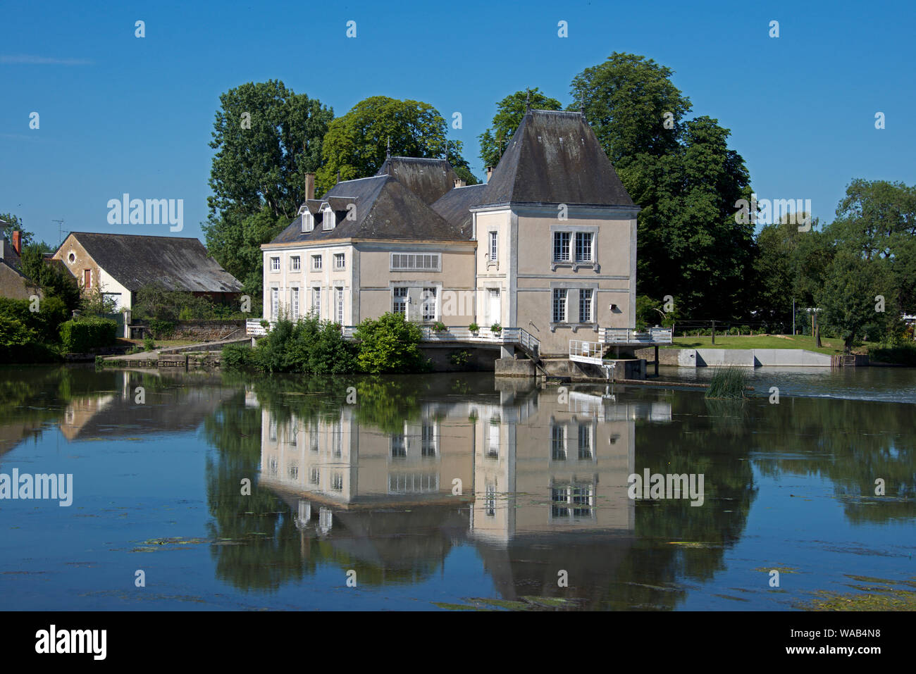 Riflessioni di edificio Loir Fiume La Flèche Touraine Francia Foto Stock