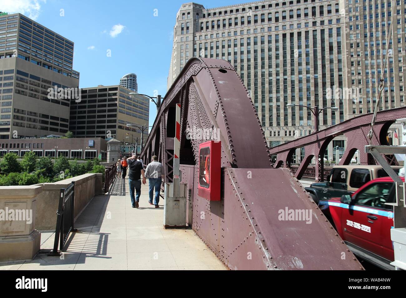 CHICAGO, Stati Uniti d'America - 27 giugno 2013: la gente a piedi il ponte sul fiume di Chicago. Si tratta di uno dei Chicago's 37 azionabile ponti mobili. Foto Stock