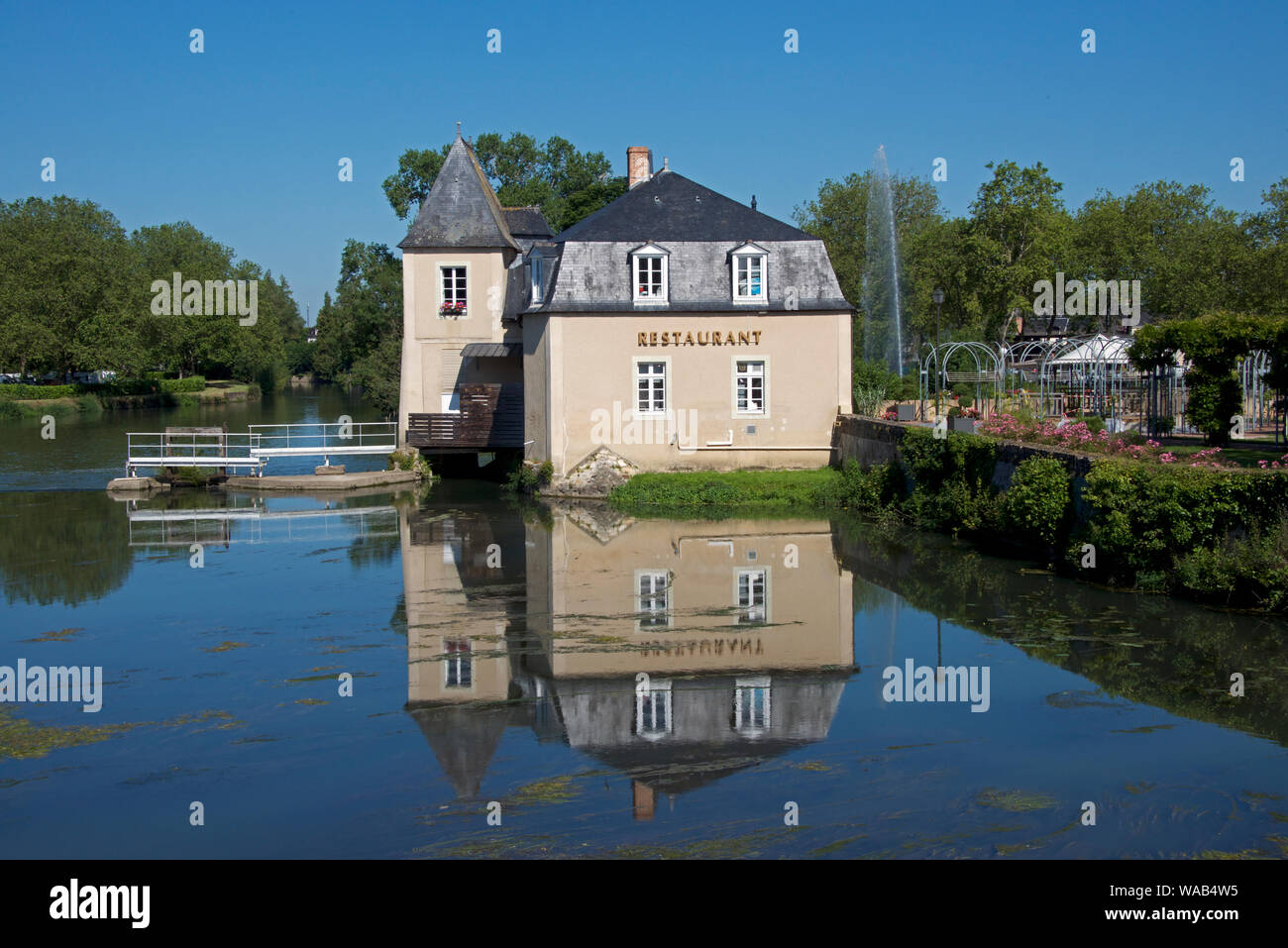 Riflessioni del ristorante fiume Loir La Flèche Touraine Francia Foto Stock