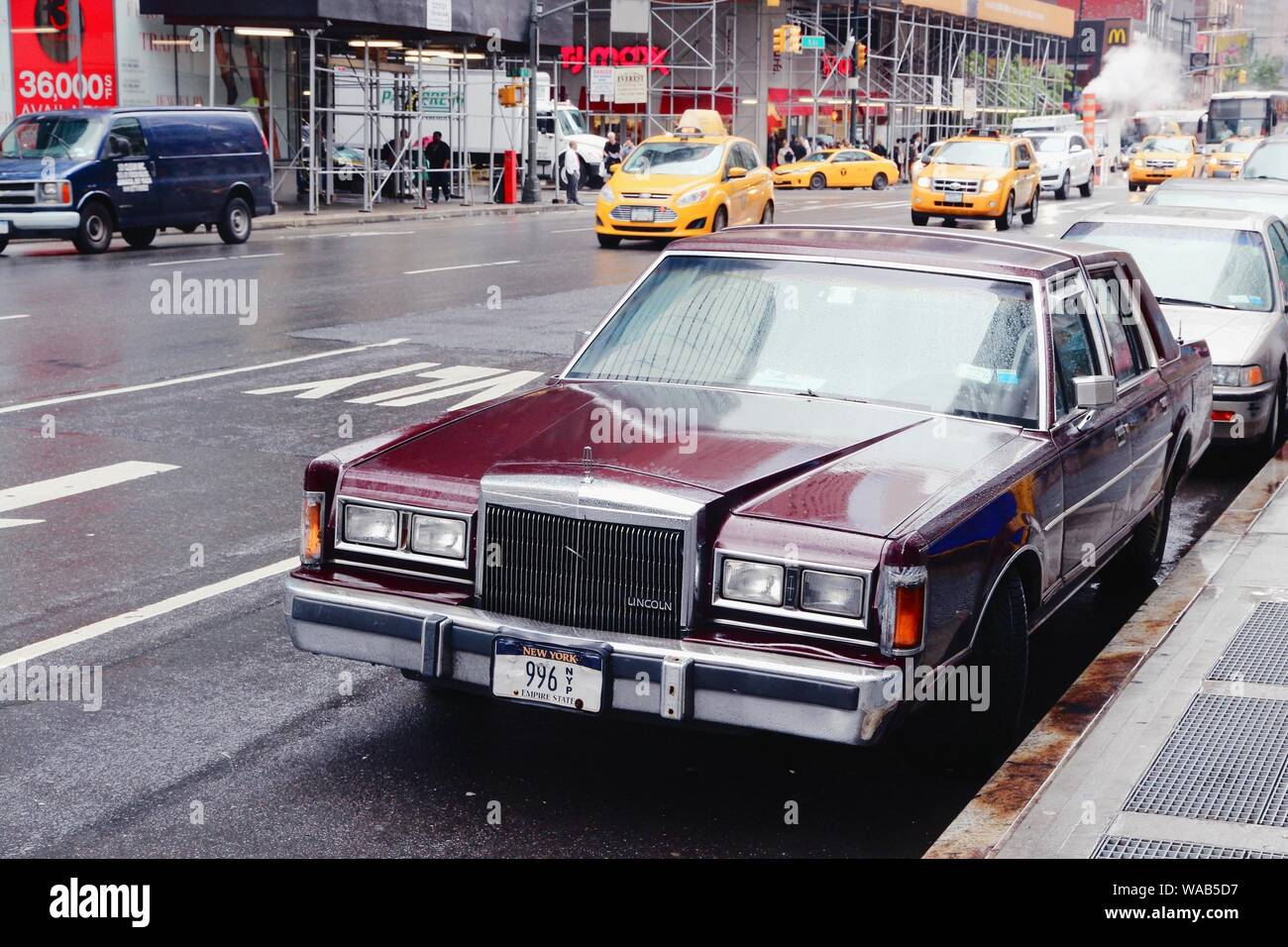 NEW YORK, Stati Uniti - Giugno 10, 2013: Vecchia Lincoln auto parcheggiate a rainy Ottava Avenue di New York. Lincoln Motor Company è parte di Ford corporation e Foto Stock