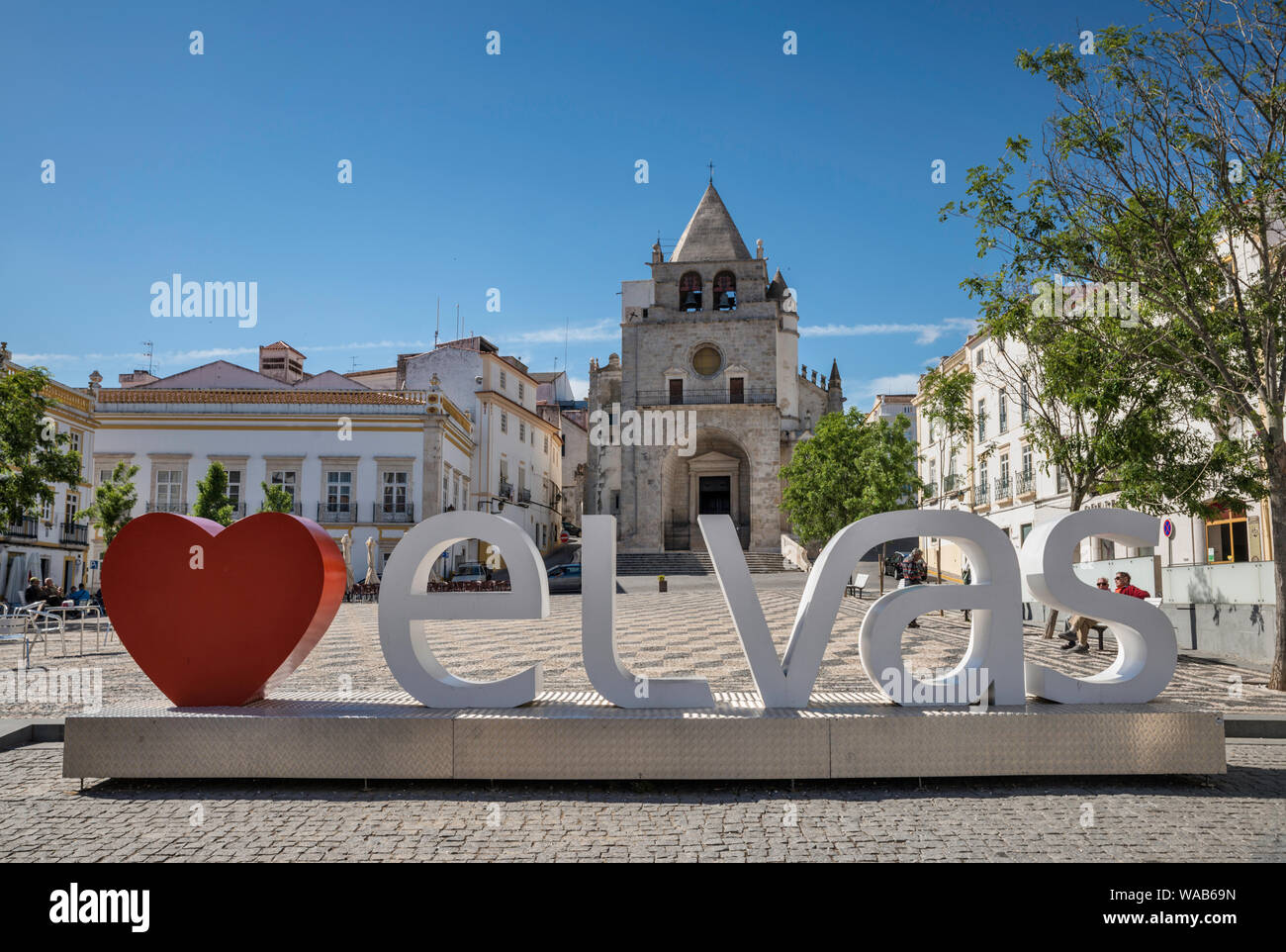 Amore Elvas, segno a Praca da Republica, Antiga Se (vecchia Cattedrale) in distanza, centro di Elvas, Alto Alentejo, Portogallo Foto Stock