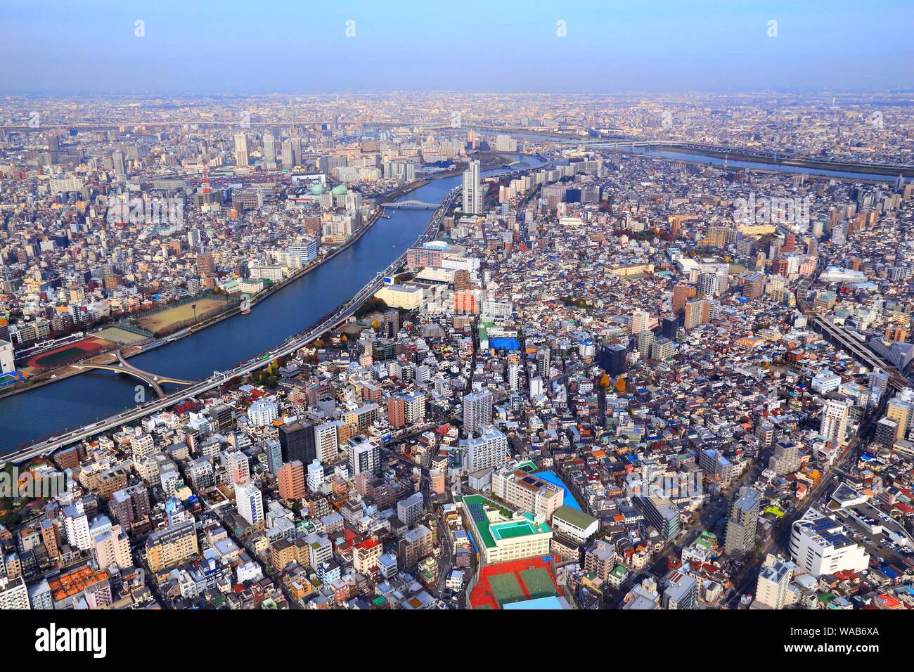 La città di Tokyo, Giappone. Aerial cityscape con Taito, Arakawa e reparti di Sumida. Foto Stock