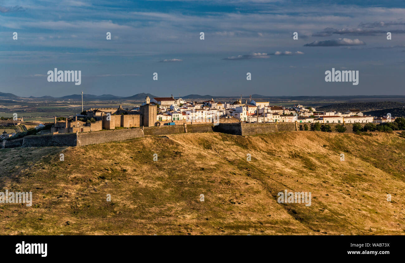 Il centro storico della città di Elvas, Castelo sulla sinistra, vista dal Monte da Graça (collina di grazia) fuori Elvas, Alto Alentejo, Portogallo Foto Stock