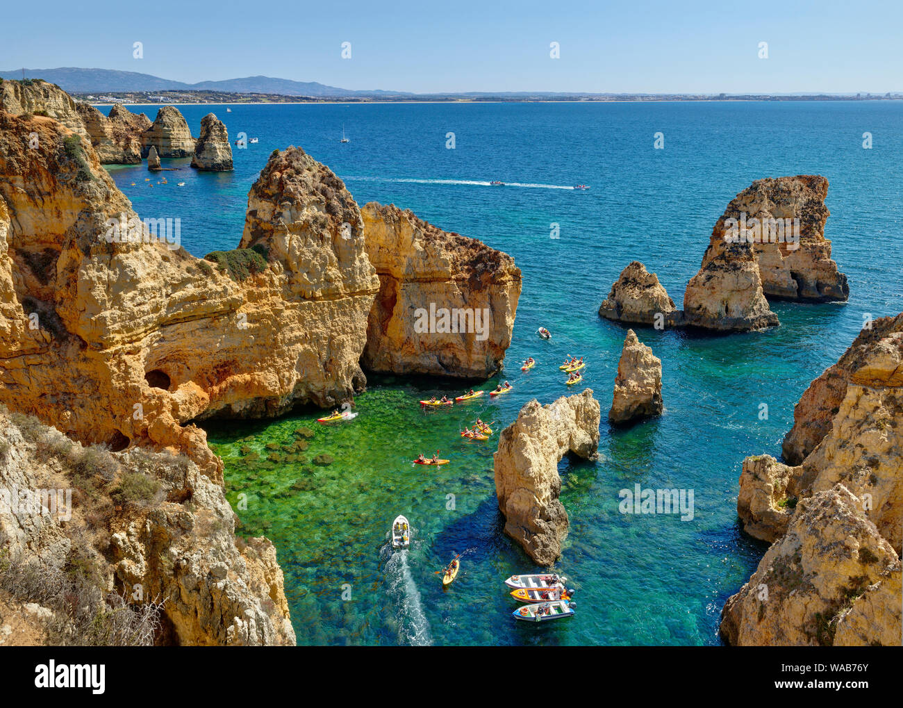 Ponta da Piedade, Lagos, con un gruppo di kayak Foto Stock