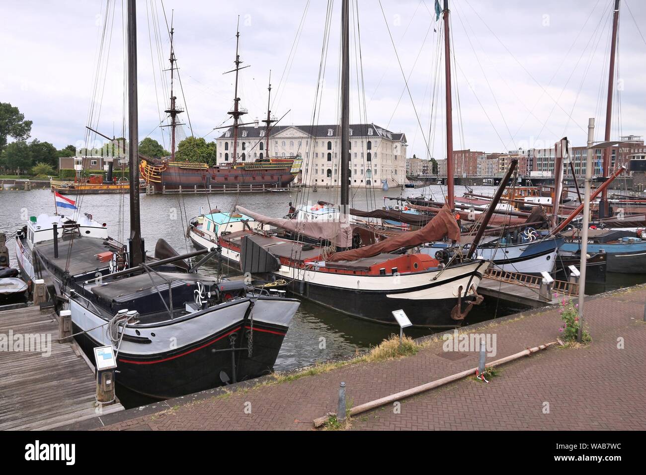 AMSTERDAM, Paesi Bassi - 8 Luglio 2017: la gente visita il Museo Harbour (Museumhaven) in Amsterdam, Paesi Bassi. Ormeggio in Oosterdok sono alcuni histor Foto Stock