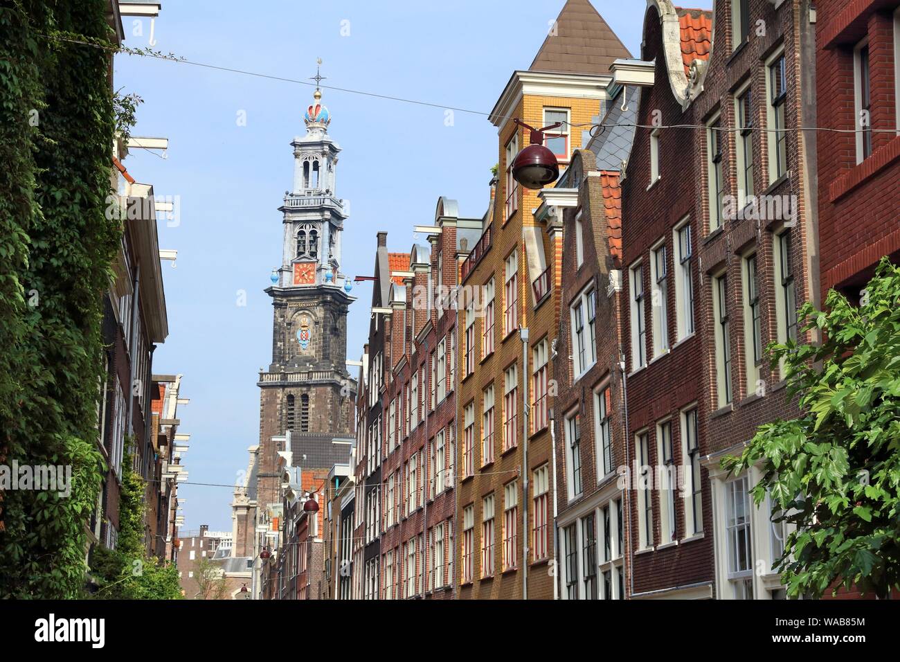 Quartiere Jordaan nella città di Amsterdam, Paesi Bassi. Bloemstraat vista sulla strada verso la chiesa Westerkerk. Foto Stock