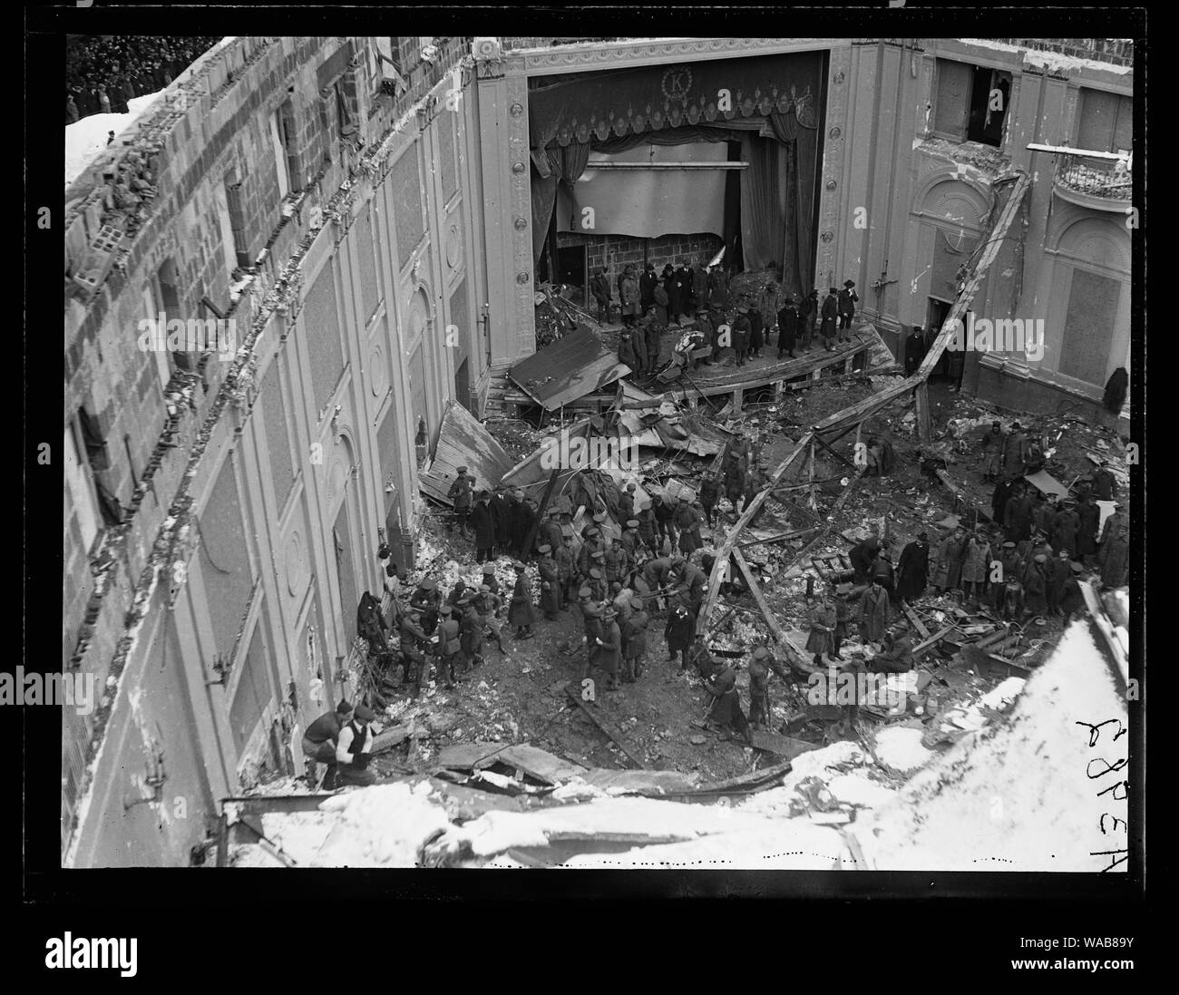 Crollo del tetto in seguito tempesta di neve il 28 gennaio 1922. Teatro Kniccurbocker situato sull'angolo sud-ovest del XVIII Street e Columbia Road, N.W., Washington D.C. Foto Stock