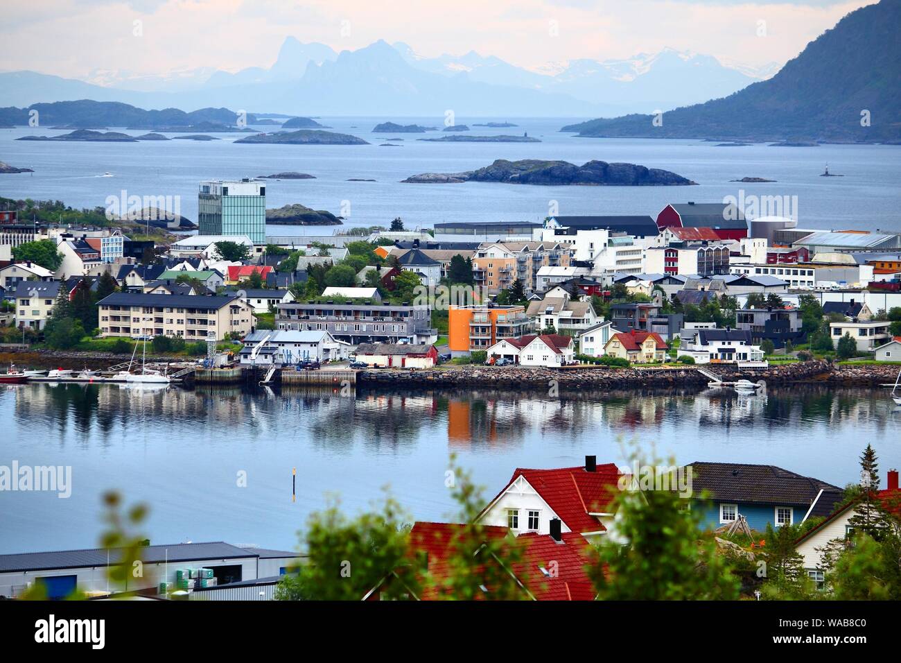 Isole Lofoten in Norvegia artica. Svolvaer vista città sull isola di Austvagoya. Vista aerea della zona boreale da Tjeldbergtinden sentiero escursionistico. Foto Stock