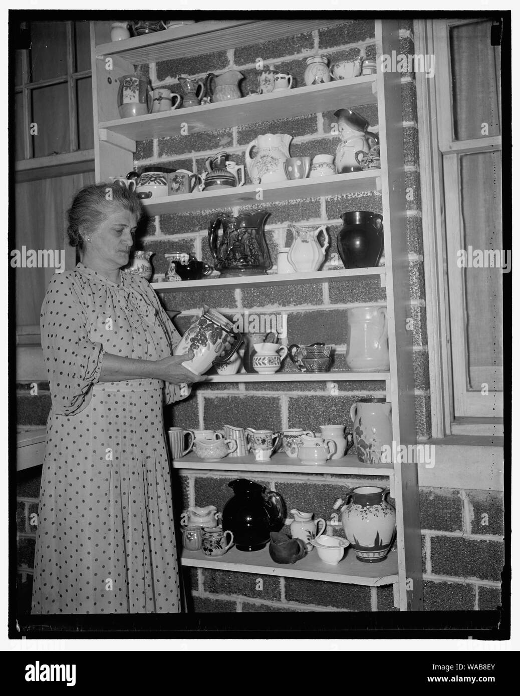 La raccolta di brocche è hobby di Virginian. Arlington, VA, 2 luglio. Venticinque anni fa la signora William B. re di Arlington VA., ha iniziato il suo hobby della raccolta di brocche. Ora lei ha oltre 300 e solo due duplicati nelle collezioni. Ella ha brocche da quasi ogni stato dell'Unione come molti da paesi esteri. Inghilterra ha contribuito una multa Toby, una brocca nella forma di una vacca e un altro che è un souvenier di Oxford. Incluso nel suo insieme sono anche quelle provenienti da Italia, Germania, Francia, Olanda, Africa, Belgio, Messico e Bermuda. Il suo hobby sembra molto più interessante quando è condizionata Foto Stock