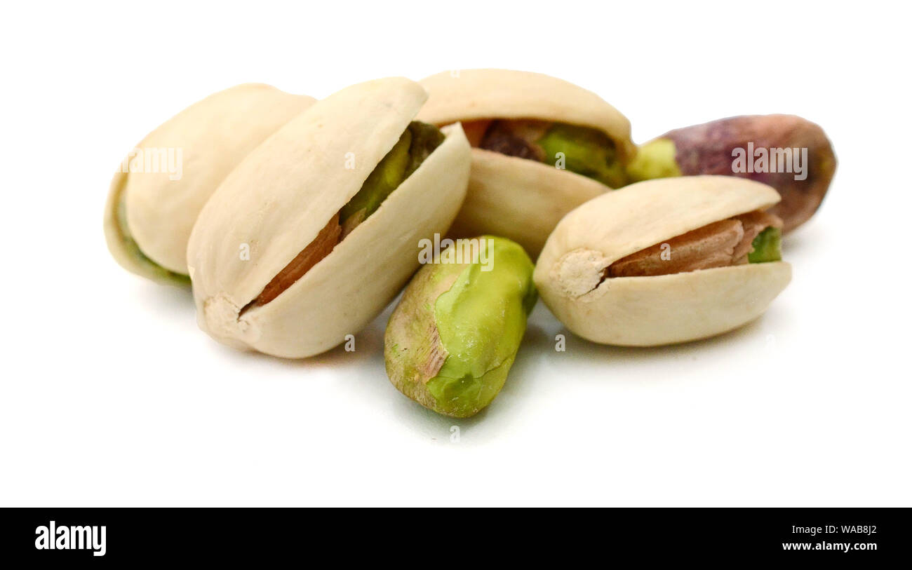 Pistacchi tostati su un bianco Stock Photo Foto Stock
