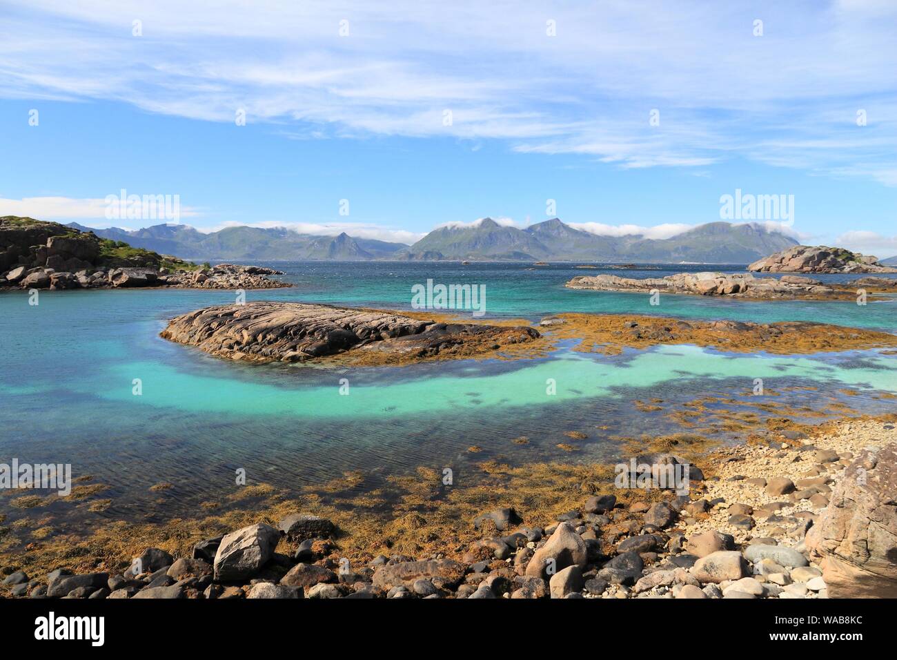 Arcipelago delle Lofoten paesaggio estivo nelle regioni artiche della Norvegia. Paesaggio marino in Austvagoya isola. Foto Stock