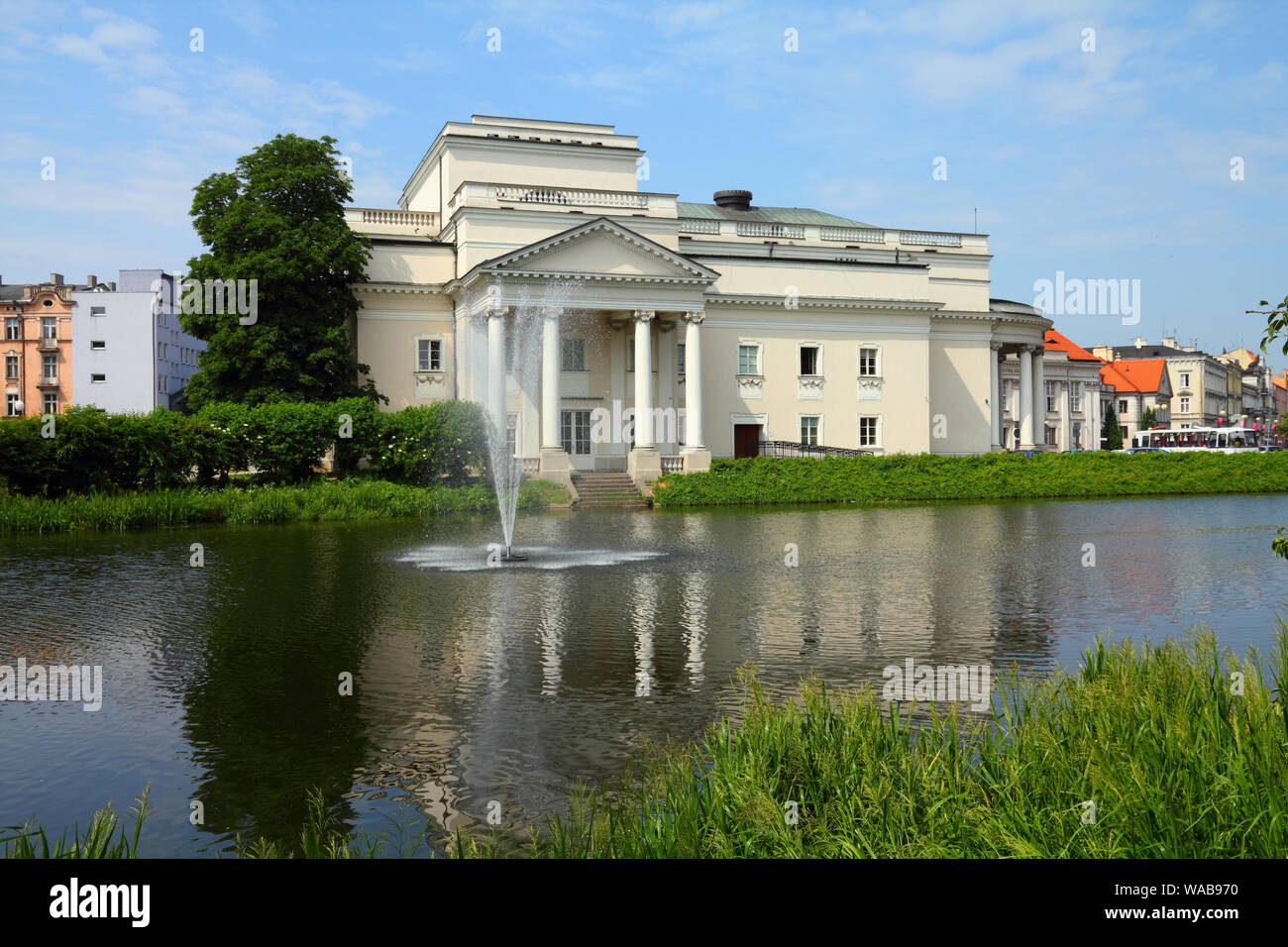 Polonia - vista città di Kalisz. Grande Polonia provincia (Wielkopolska). Edificio del teatro. Foto Stock