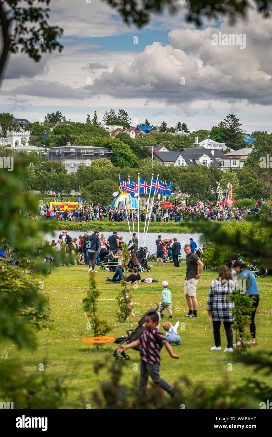 La gente celebra il giorno di indipendenza, Reykjavik, Islanda Foto Stock