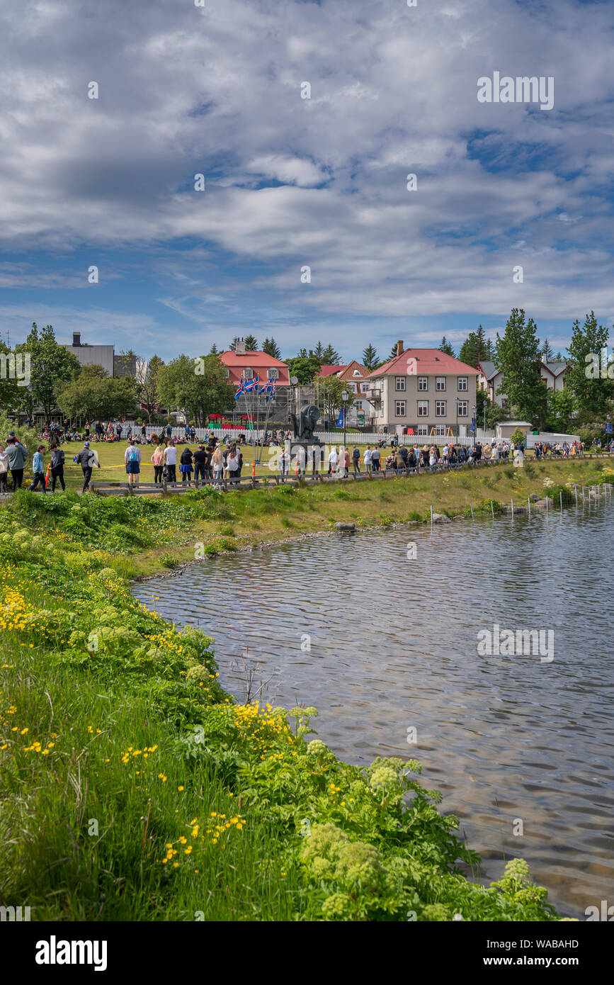 La gente celebra il giorno di indipendenza, Reykjavik, Islanda Foto Stock