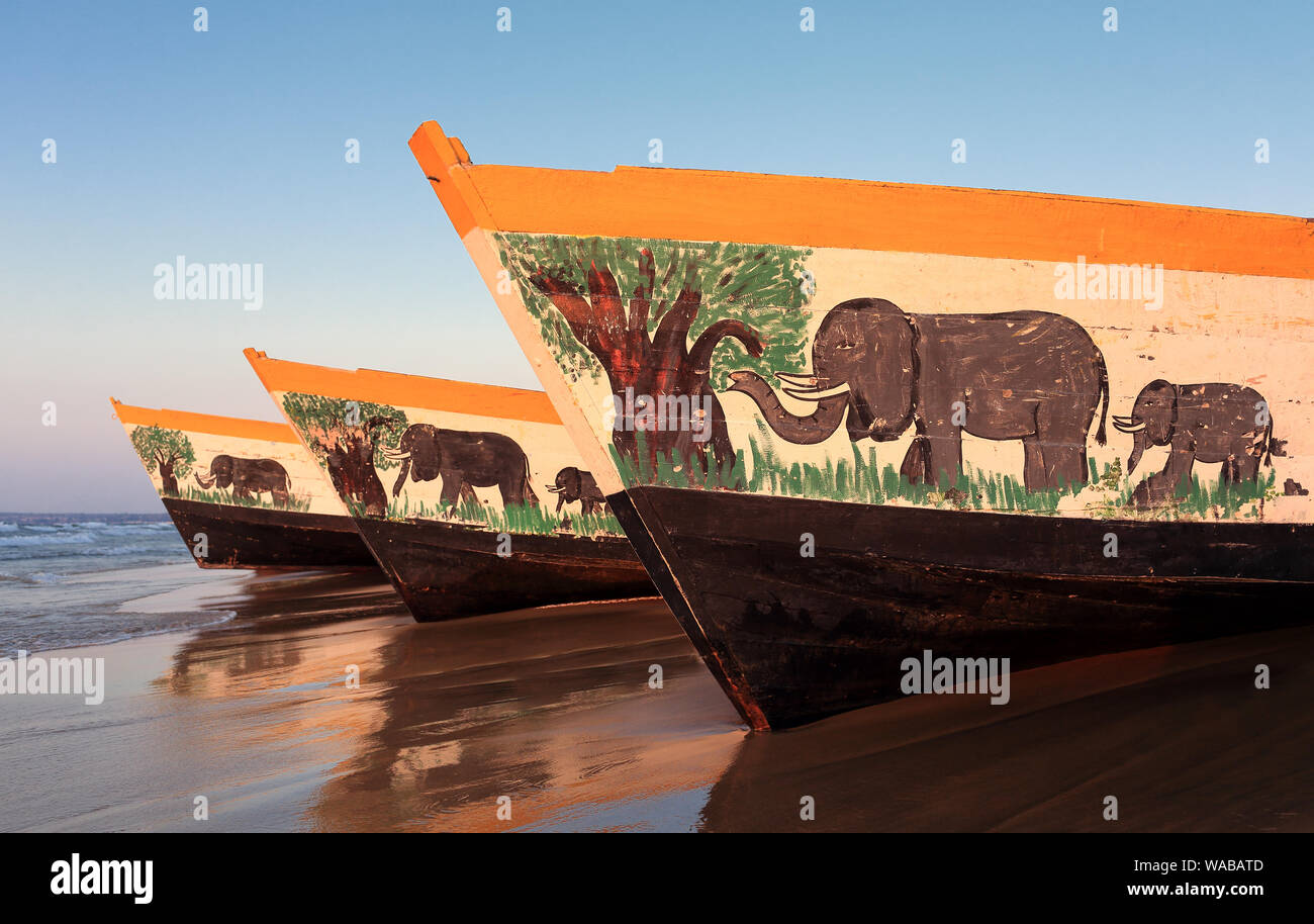 Coloratissime barche di pescatori sulla spiaggia di Cape Maclear, Malawi Foto Stock