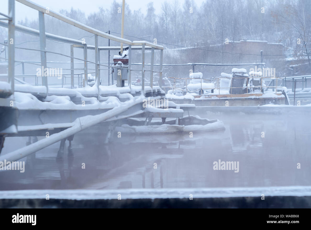 Impianto per il trattamento delle acque reflue in inverno gelido primario di vasche di sedimentazione Foto Stock