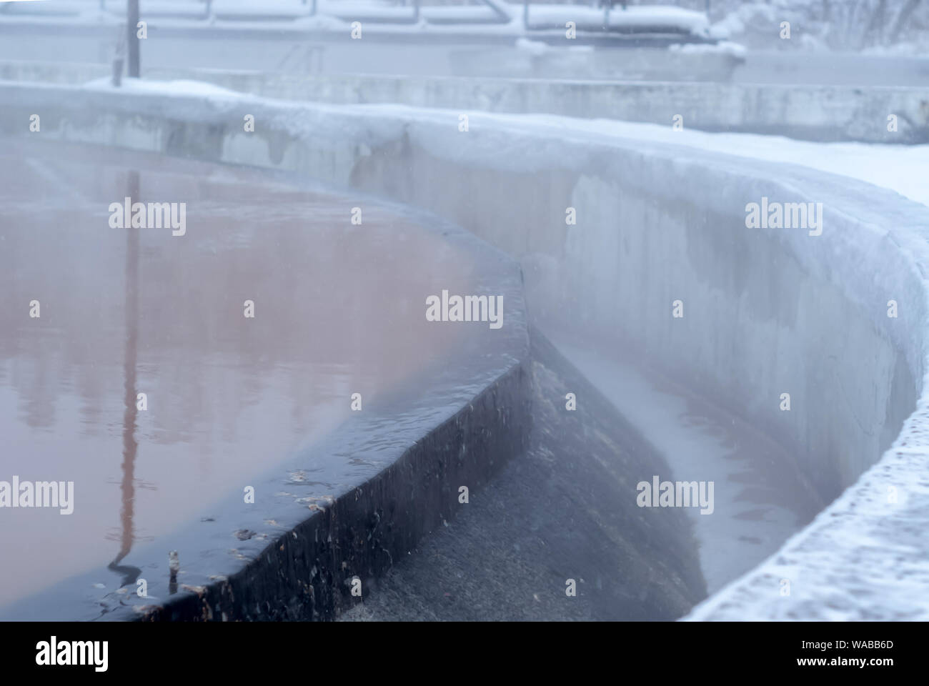 Impianto per il trattamento delle acque reflue in inverno gelido primario di vasche di sedimentazione Foto Stock