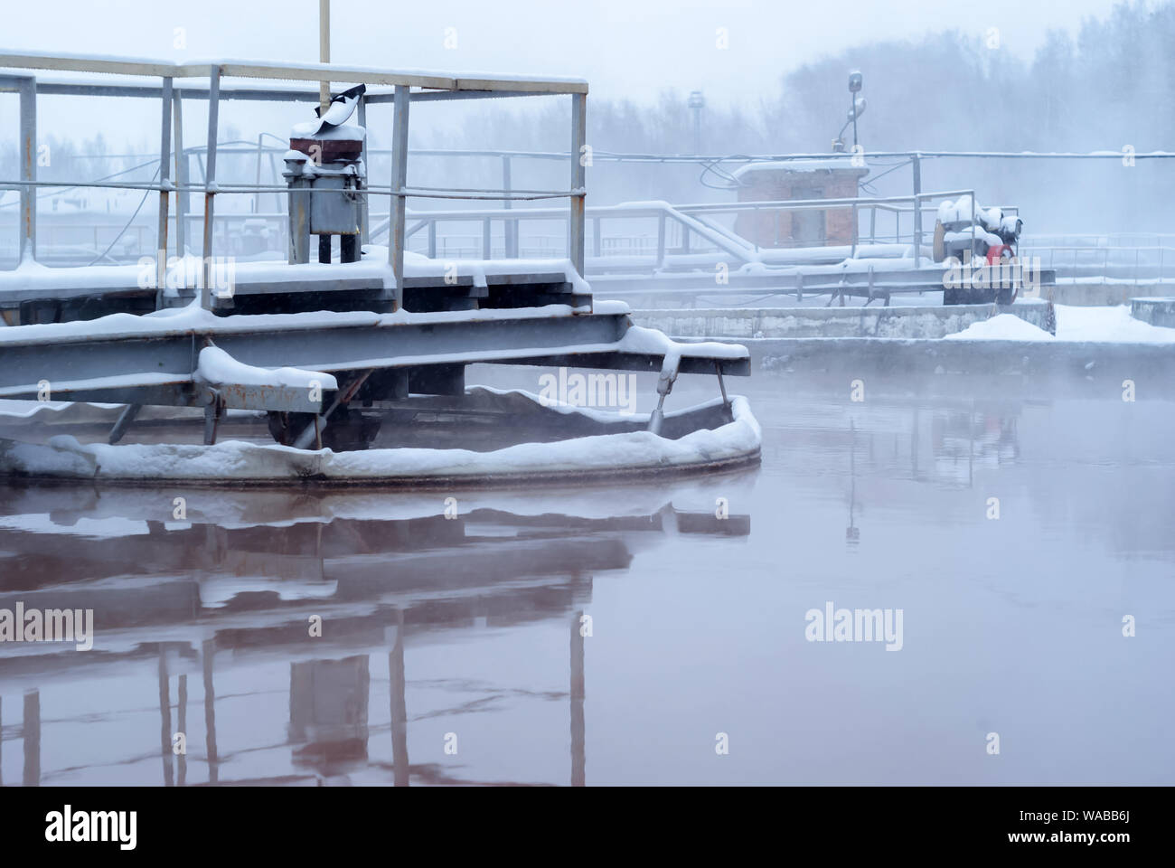 Impianto per il trattamento delle acque reflue in inverno gelido primario di vasche di sedimentazione Foto Stock