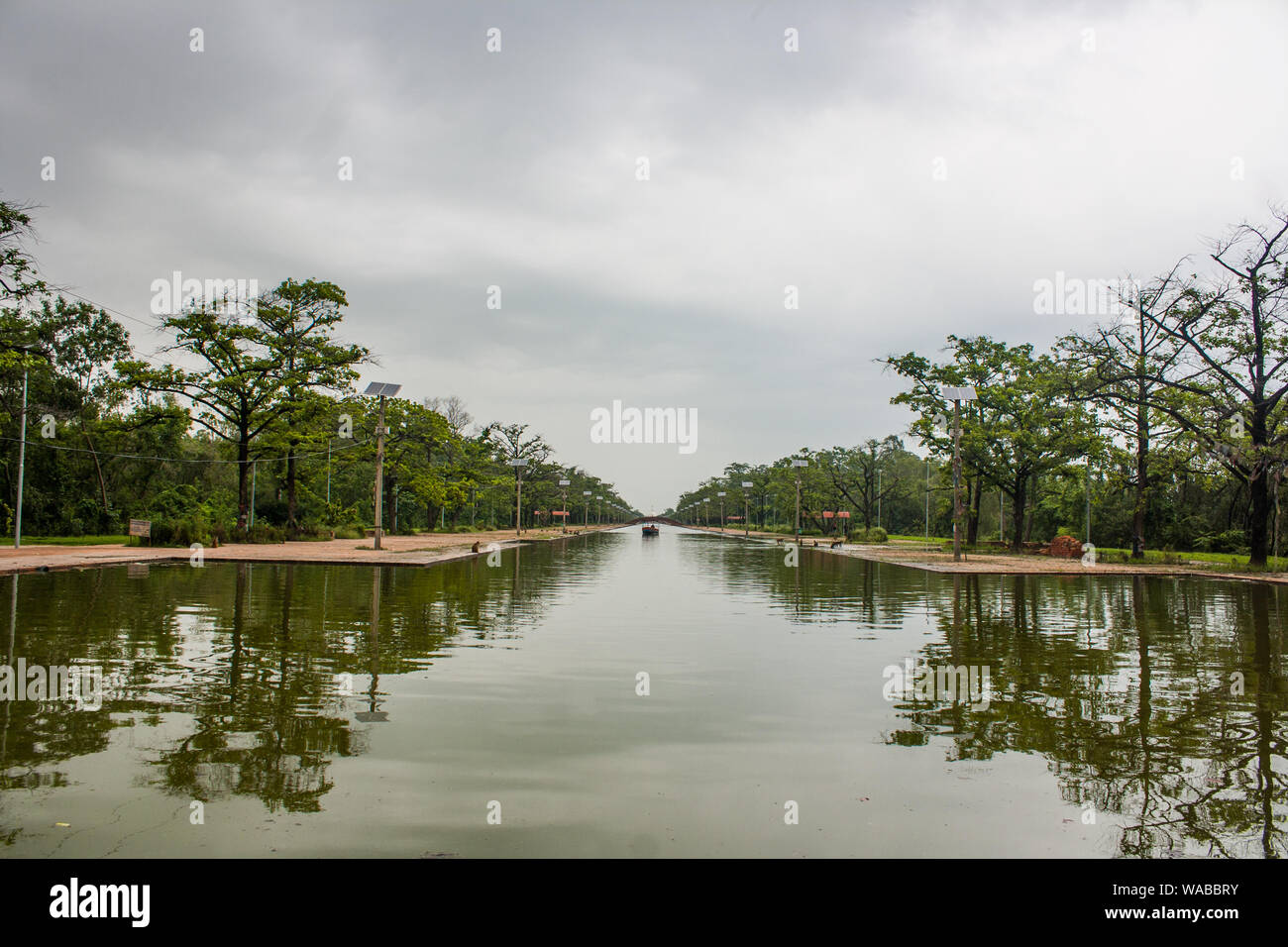 Bel paesaggio dal fuoco della pace a Lumbini, il Nepal con acqua canale Foto Stock