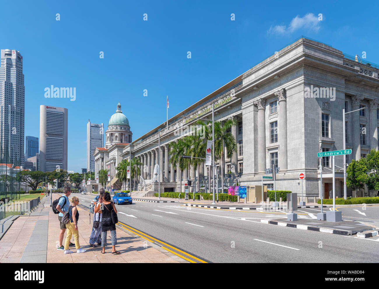 I turisti di fronte alla Galleria Nazionale di Singapore, alloggiato nel vecchio municipio e dalla Corte Suprema edifici, St Andrew's Road, Singapore Foto Stock