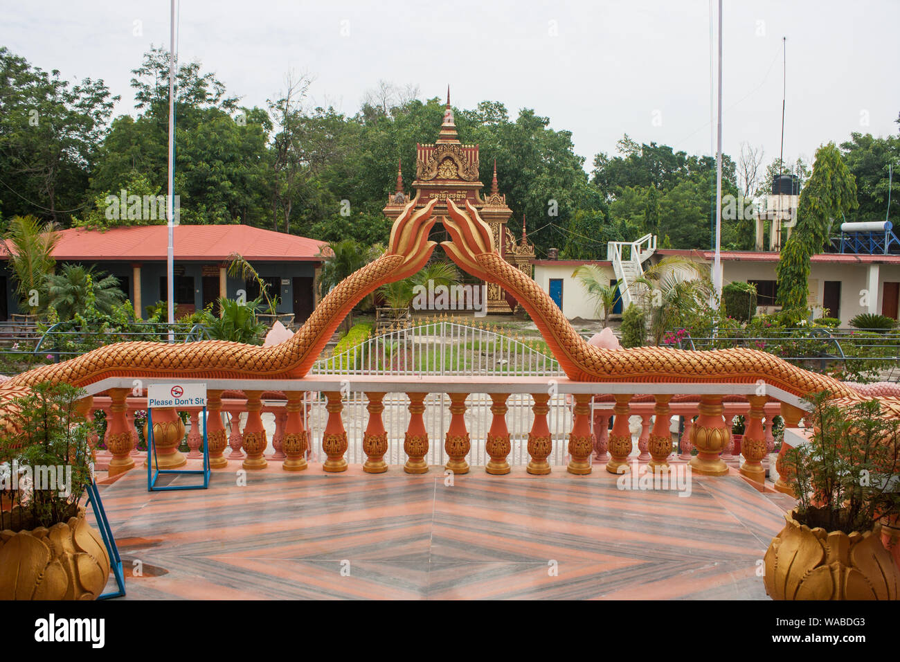 Design esterno in Combodian Tempio. Il grande cobra che circondano il monastero. Nessuna restrizione per la fotografia per il design. Foto Stock