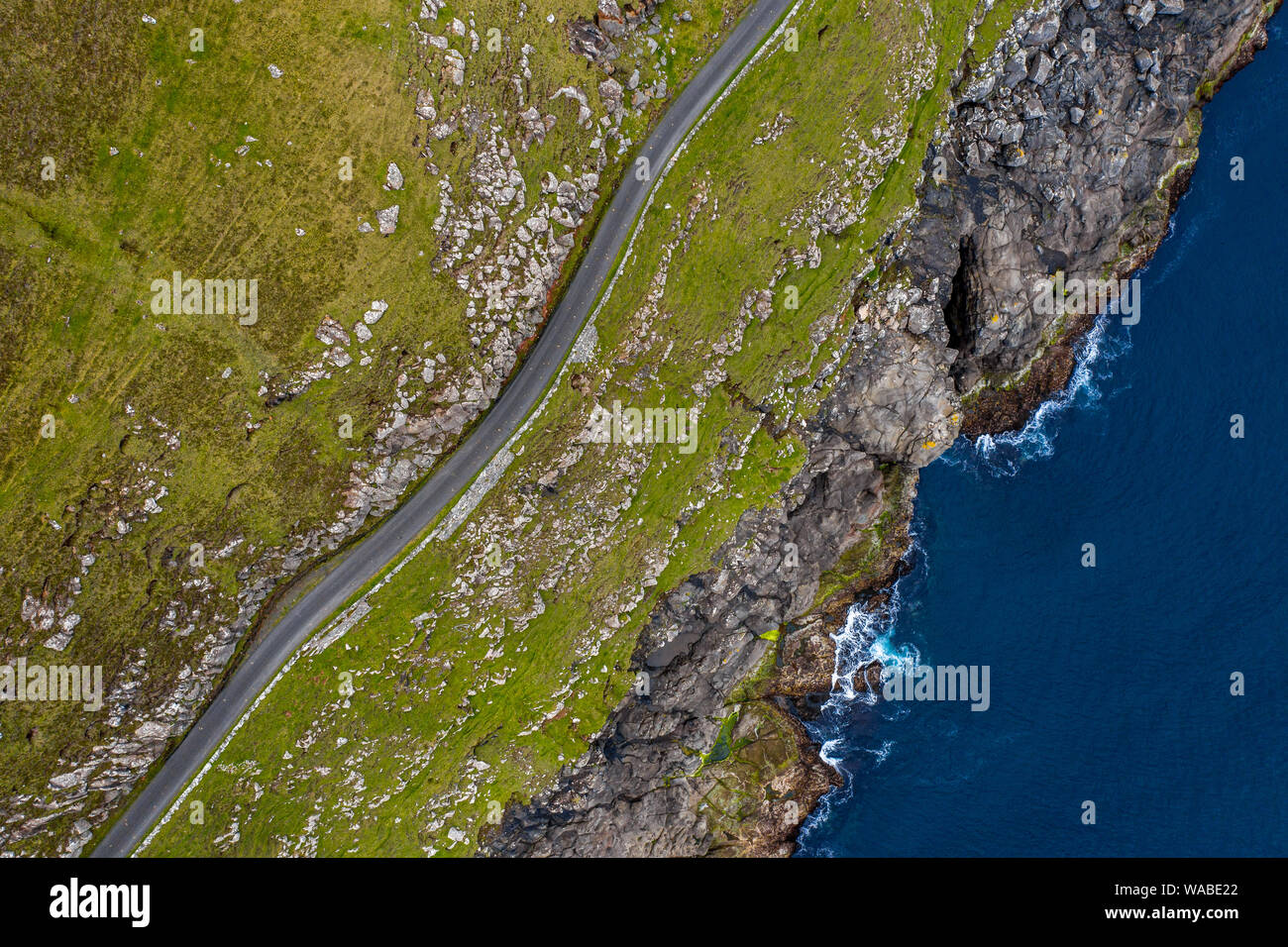 Strada vicino le scogliere di Sandur in Sandoy isola vista aerea, Isole Faerøer Foto Stock