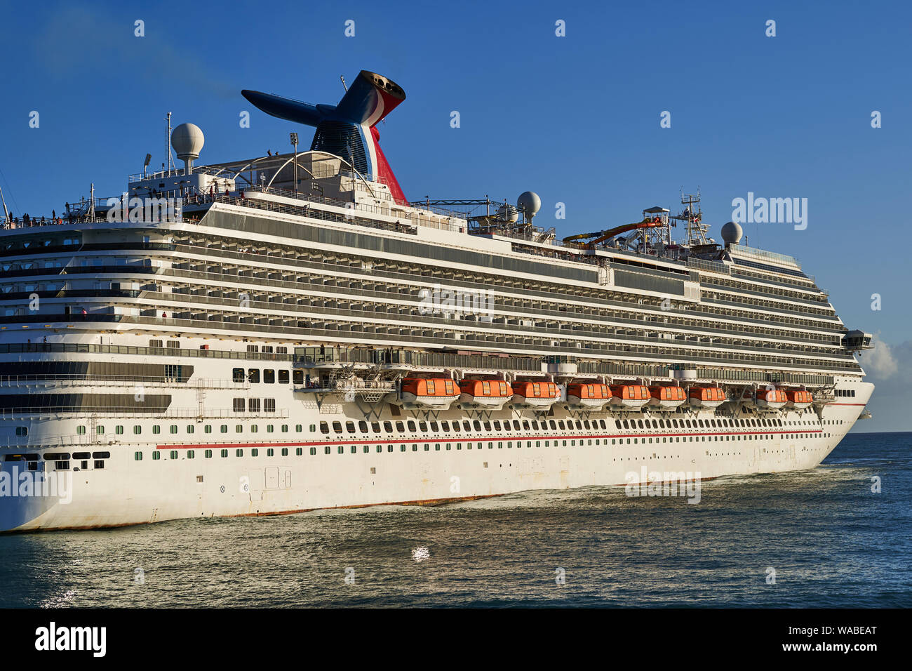 Enorme nave da crociera con i passeggeri vela nell'oceano. Foto Stock